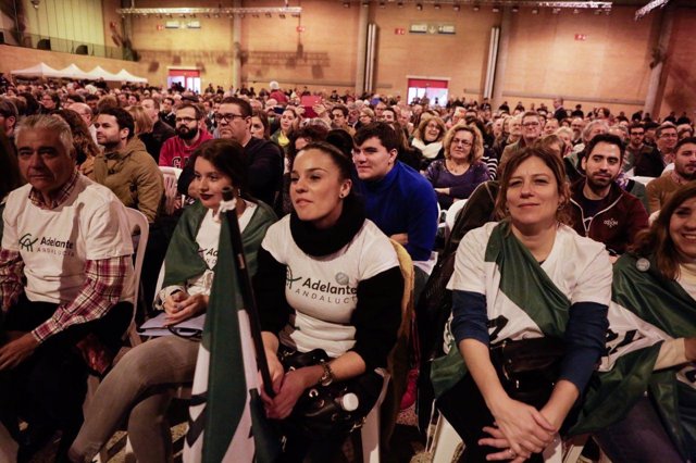 Asistentes al primer acto de Pablo Iglesias en la campaña electoral del 2D