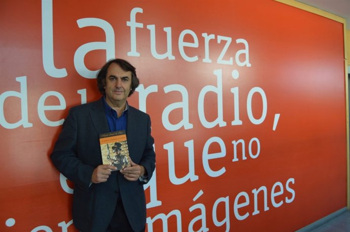 Miguel Ángel de Rus posa con su libro