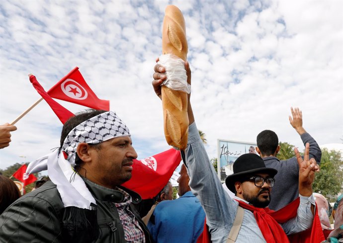 Manifestación de funcionarios en Túnez