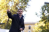 Casado pide a Sánchez que haga caso a Iglesias, "quien le ha enseñado la puerta de salida y ya calienta la banda"