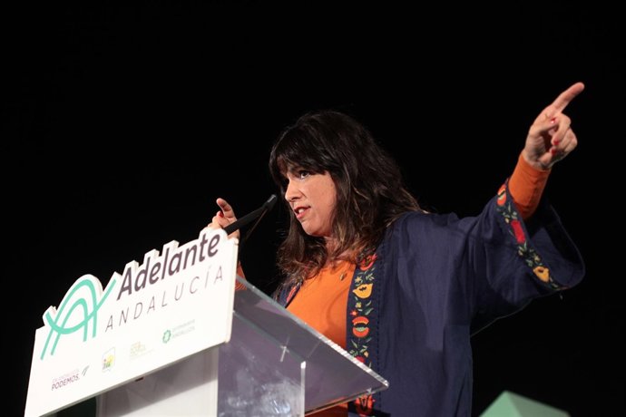 Teresa Rodríguez interviene en un mitin en Sevilla