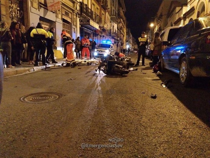 Accidente entre un motorista y un peatón en la calle Feria