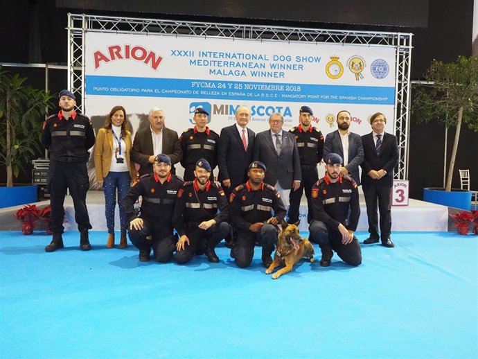 De la Torre junto a miembros de la unidad canina de la Guardia Real