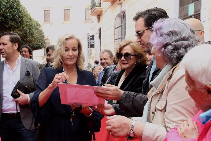 La actriz Bo Derek firmando autógrafos en el Paseo de la Fama de Almería.
