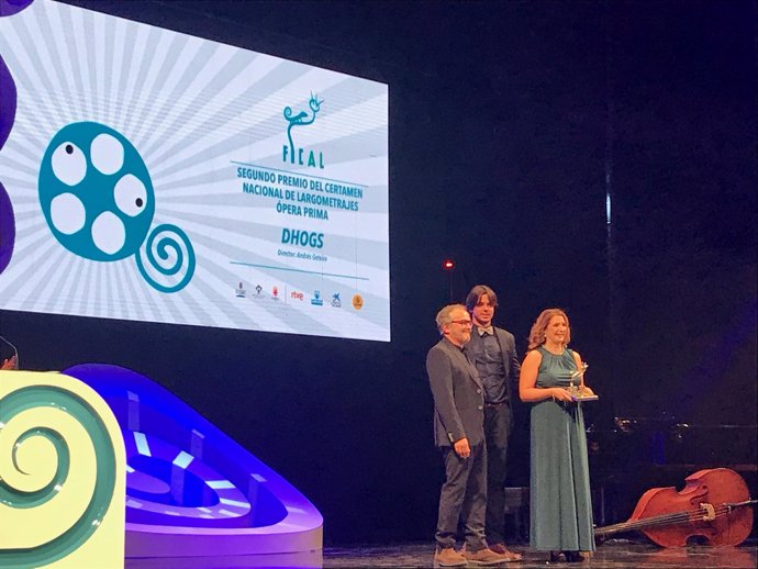 Director, actor y productora de 'Dhogs', recogiendo su tercer premio de la noche