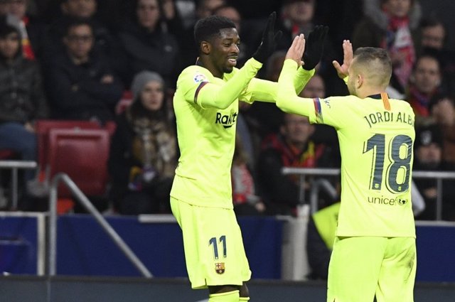 Ousmane Dembélé celebra un gol con Jordi Alba