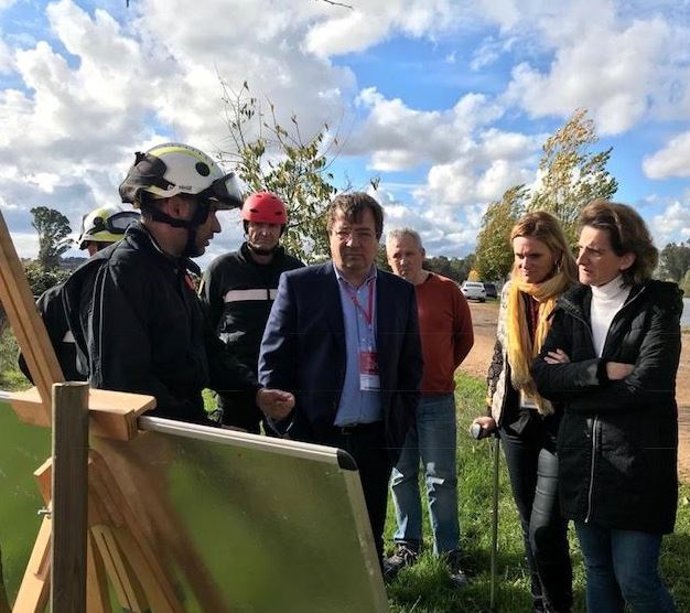 Teresa Ribera visita los trabajos de limpieza del camalote