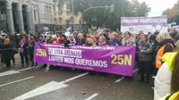 Miles de mujeres se manifiestan en Madrid para pedir el fin de la violencia de género y de la prostitución