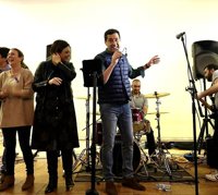 Moreno muestra sus dotes como cantante tras una "emotiva" visita a Alhaurín el Grande (Málaga), pueblo de sus padres