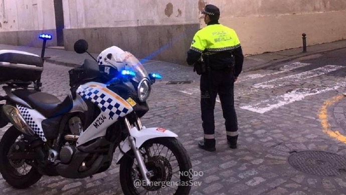 Agente de la Policía Local de Sevilla en moto