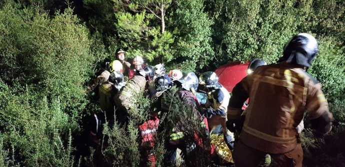 Bomberos en la actuación de la A-124.