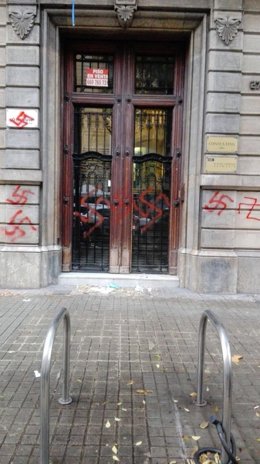 Pinten esvàstiques a la seu d'Òmnium Cultural