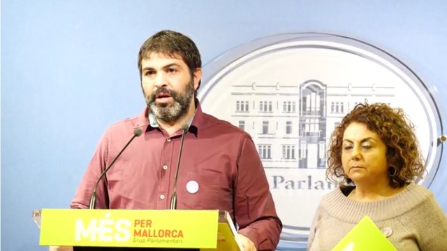 El portavoz de MÉS Josep Ferrà y la diputada Joana Aina Campomar