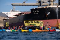 Más de 70 activistas de Greenpeace acceden al puerto de la central térmica en Carboneras (Almería) para exigir su cierre