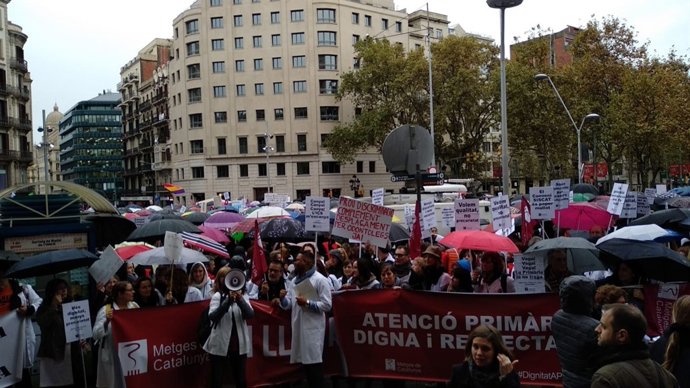 Una manifestació de metges talla la Gran Via de Barcelona per demanar millores