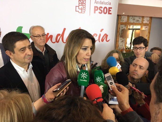 Susana Díaz atiende a los periodistas en la campaña electoral en Úbeda