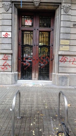 Pinten esvàstiques a la seu d'Òmnium Cultural