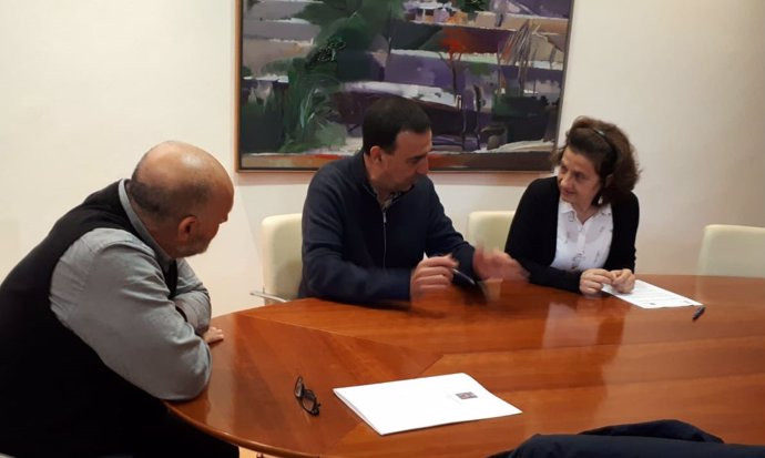 Fina Santiago firma protocolo con representantes de Sóller