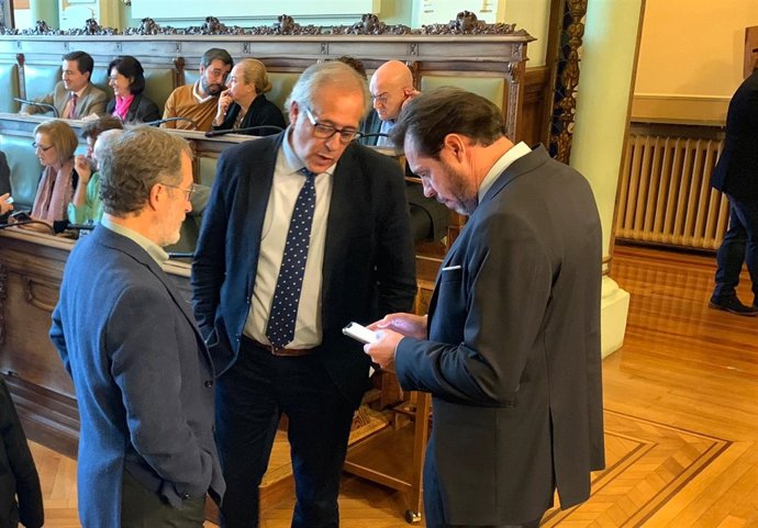 Manuel Saravia, Martínez Bermejo y Óscar Puente conversan antes del Pleno. 26-11