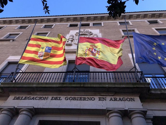 Las banderas de la Delegación del Gobierno ondean a media asta este lunes