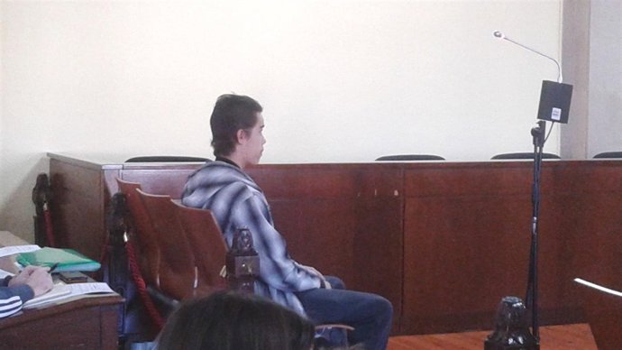 El joven acusado durante el juicio