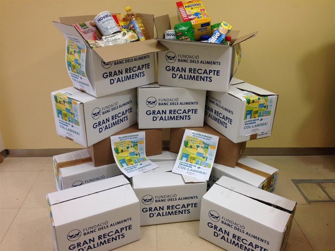Cajas con comida para el Banc dels Aliments