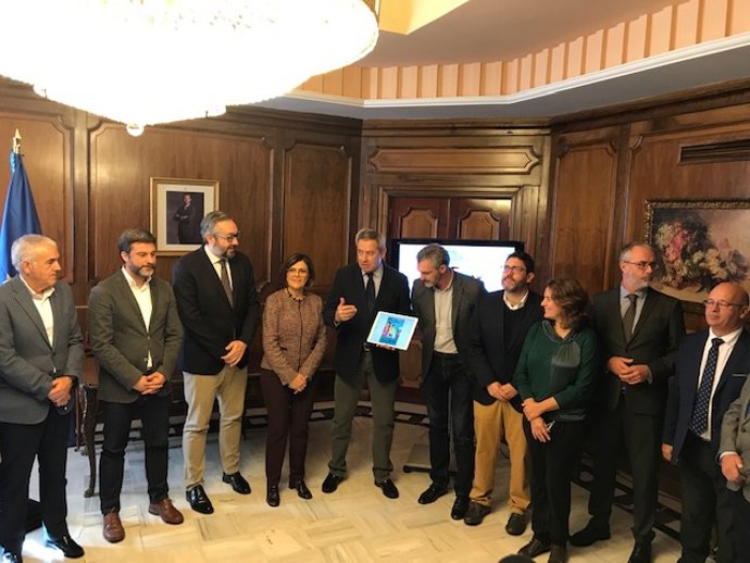 De la Cierva, en el centro, junto a portavoces, entrega las cuentas a Peñalver