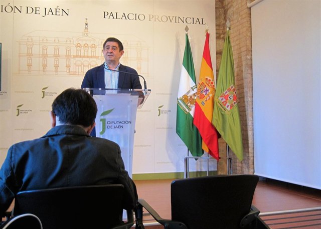El presidente de la Diputación de Jaén, Francisco Reyes, en la rueda  de prensa.