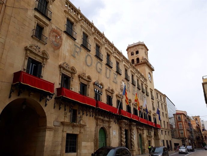 El Ayuntamiento engalanado por las Fogueres