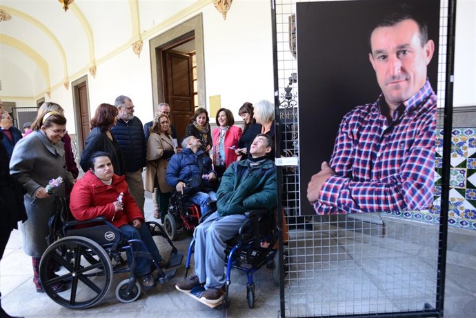 Sánchez Rubio muestra su apoyo a Aspace en una exposición