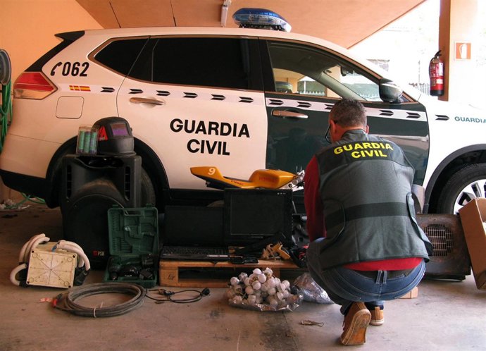 Un agente posa con el material sustraido en el robo