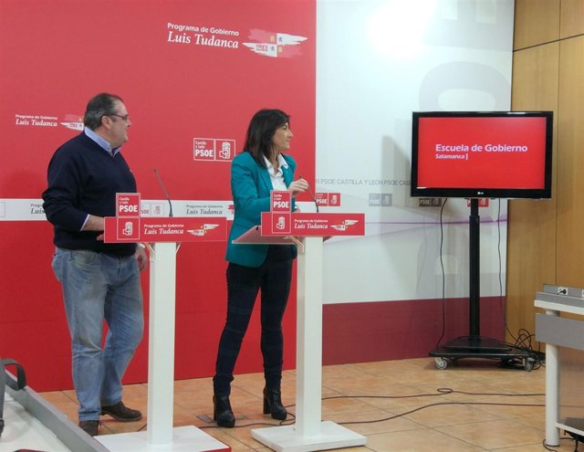 Vegas y Sánchez visualizan un vídeo sobre la Escuela de Gobierno