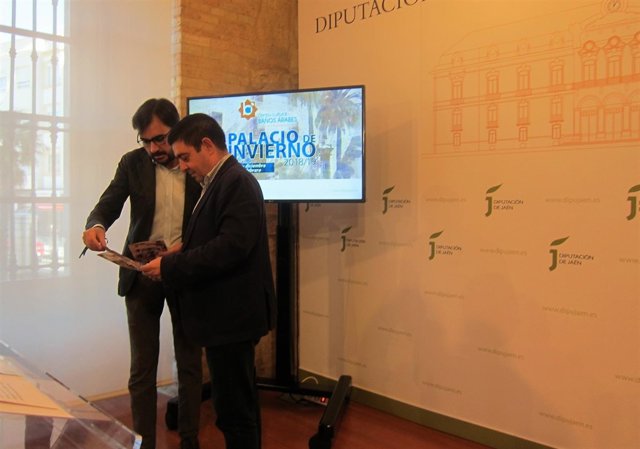 Reyes y Pérez consultan el programa de la tercera edición de Palacio de Invierno