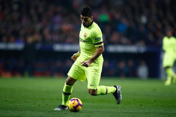 Luis Suárez conduce un balón en el Atlético-FC Barcelona
