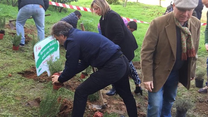 José Fiscal, durante unas plantaciones en Huelva.