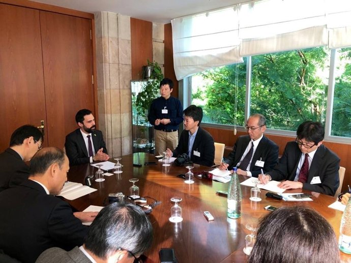 El president del Parlament, Roger Torrent, amb periodistes japonesos