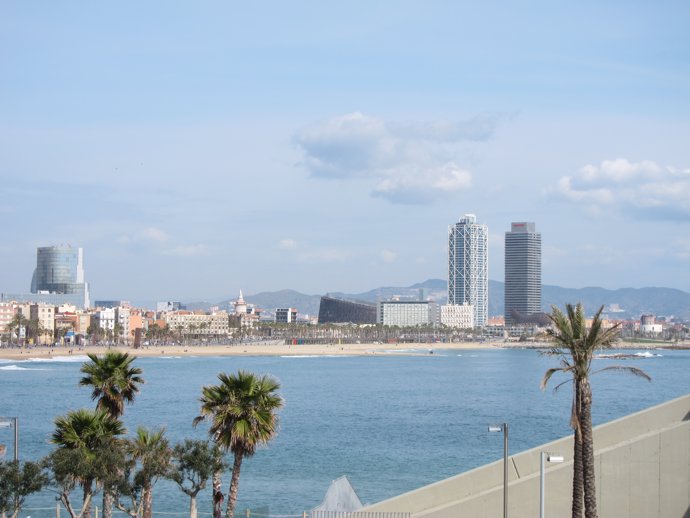 Platges i litoral de Barcelona, amb les Torres Mapfre i la Barceloneta