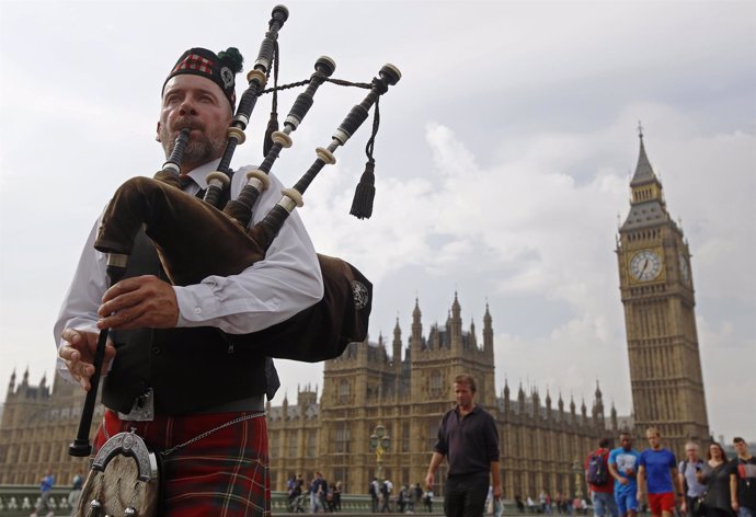 Hombre toca la gaita frente al Parlamento británico