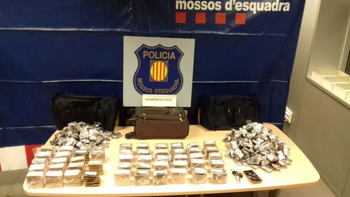 Detingut amb 42 quilos d'haixix en el cotxe a Barberà del Vallès (Barcelona)
