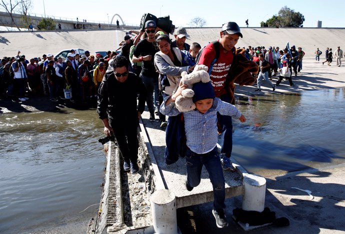 Migrantes cruzan el río en Tijuana para llegar a la frontera con EEUU