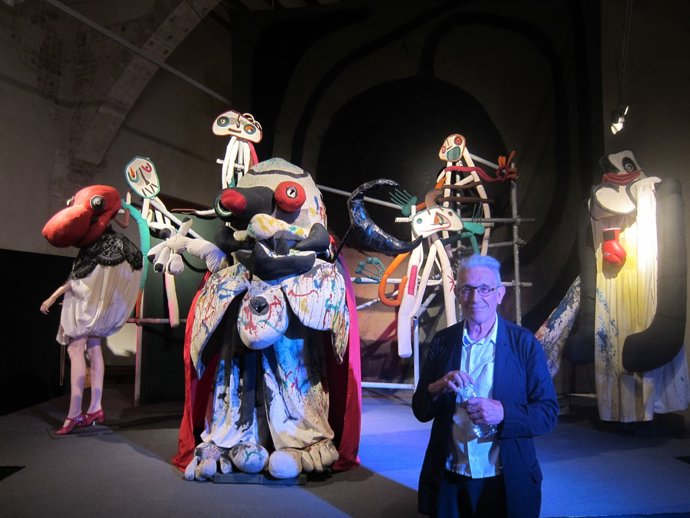 Joan Baixas, director de escena y pintor, ante los muñecos de "Morí el merma"
