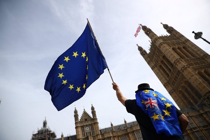 Bandera de la UE frente al Parlamento británico