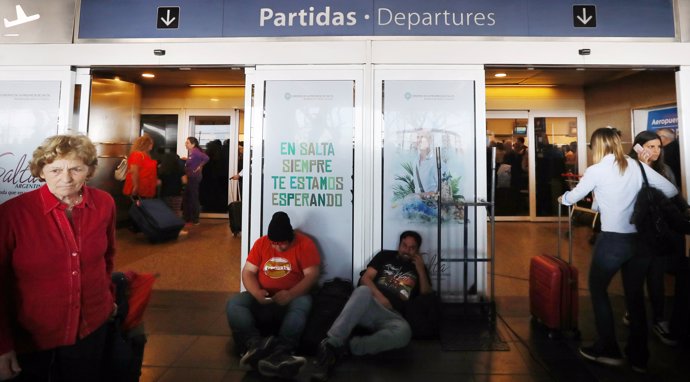 Pasajeros esperando en el aeropuerto de Buenos Aires