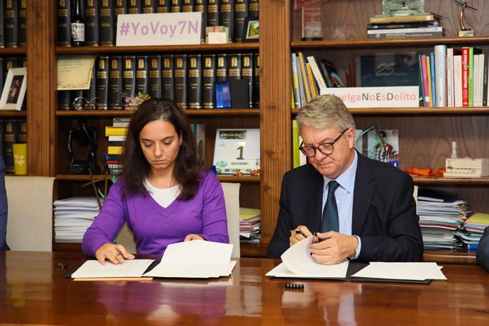 Un momento de la firma