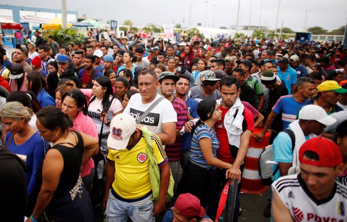 Migrantes venezolanos esperando a entrar en Perú