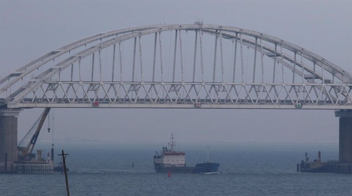 Un buque mercante pasa en el estrecho de Kerch
