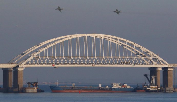 Un mercante y aviones de combate rusos en el estrecho de Kerch