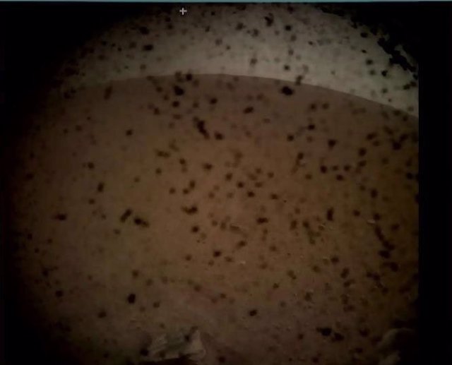 Primera imagen transmitida por la sonda InSight tras aterrizar en Marte