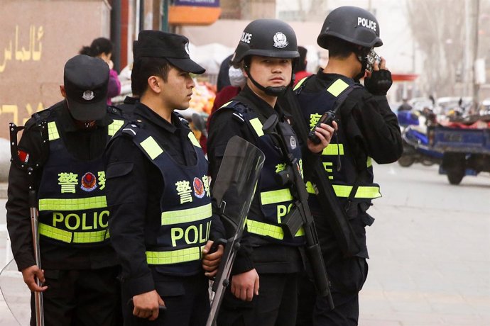 Policías chinos en la ciudad de Kashgar, en Xinjiang