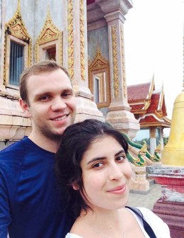 El académico británico Matthew Hedges con su mujer, Daniela Tejada